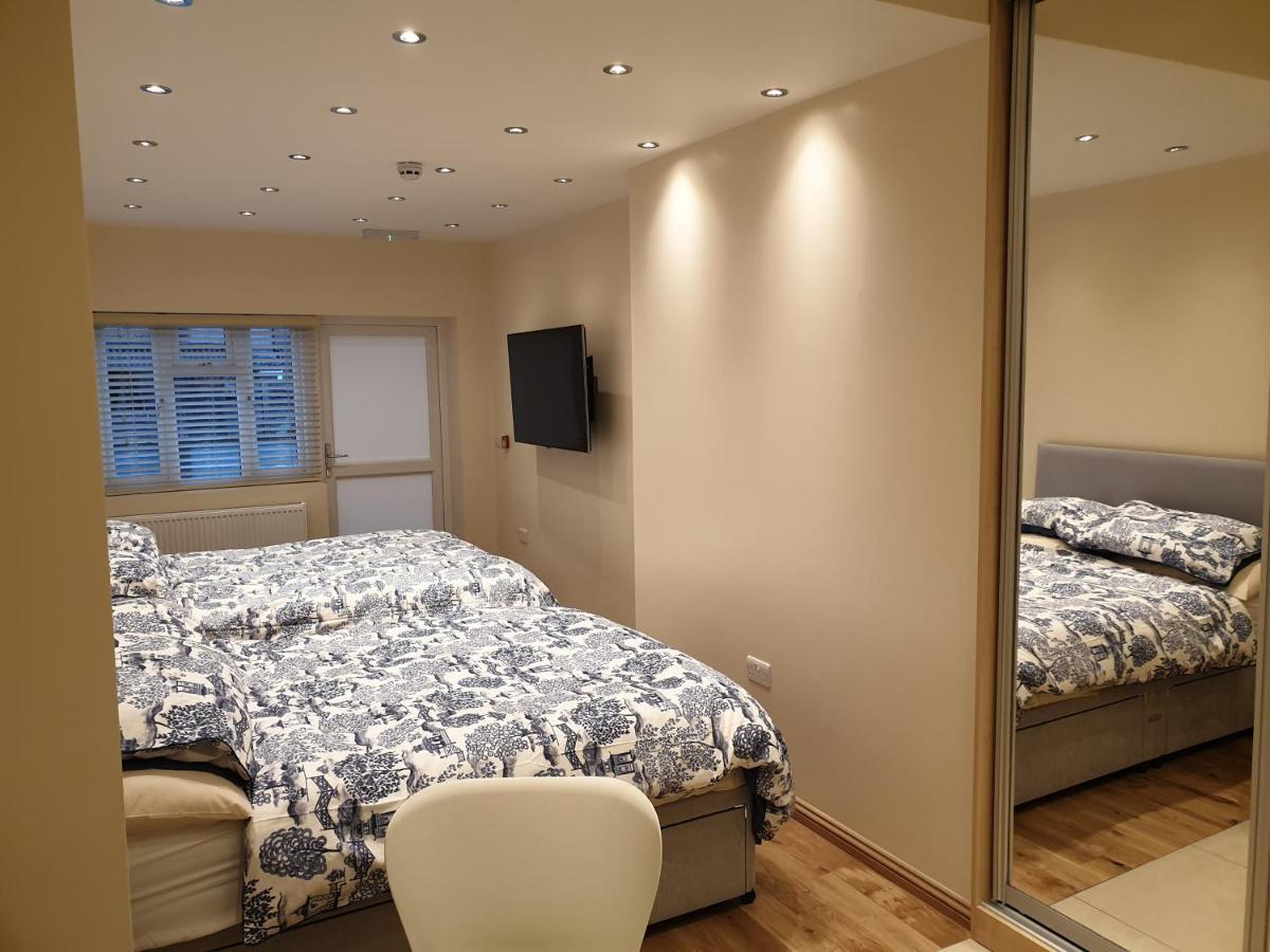 London Luxury Apartments 4 Min Walk From Ilford Station, With Free Parking Free Wifi Екстер'єр фото