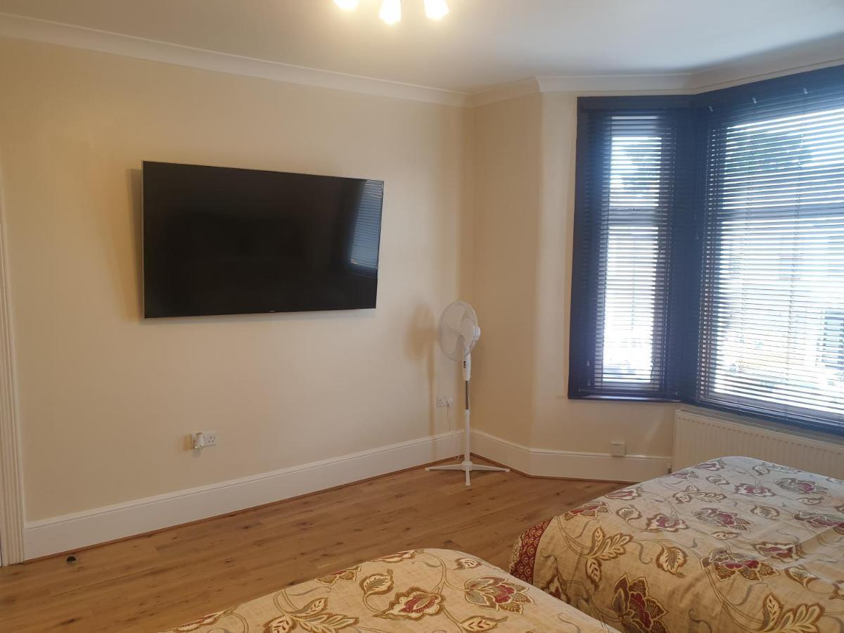 London Luxury Apartments 4 Min Walk From Ilford Station, With Free Parking Free Wifi Екстер'єр фото