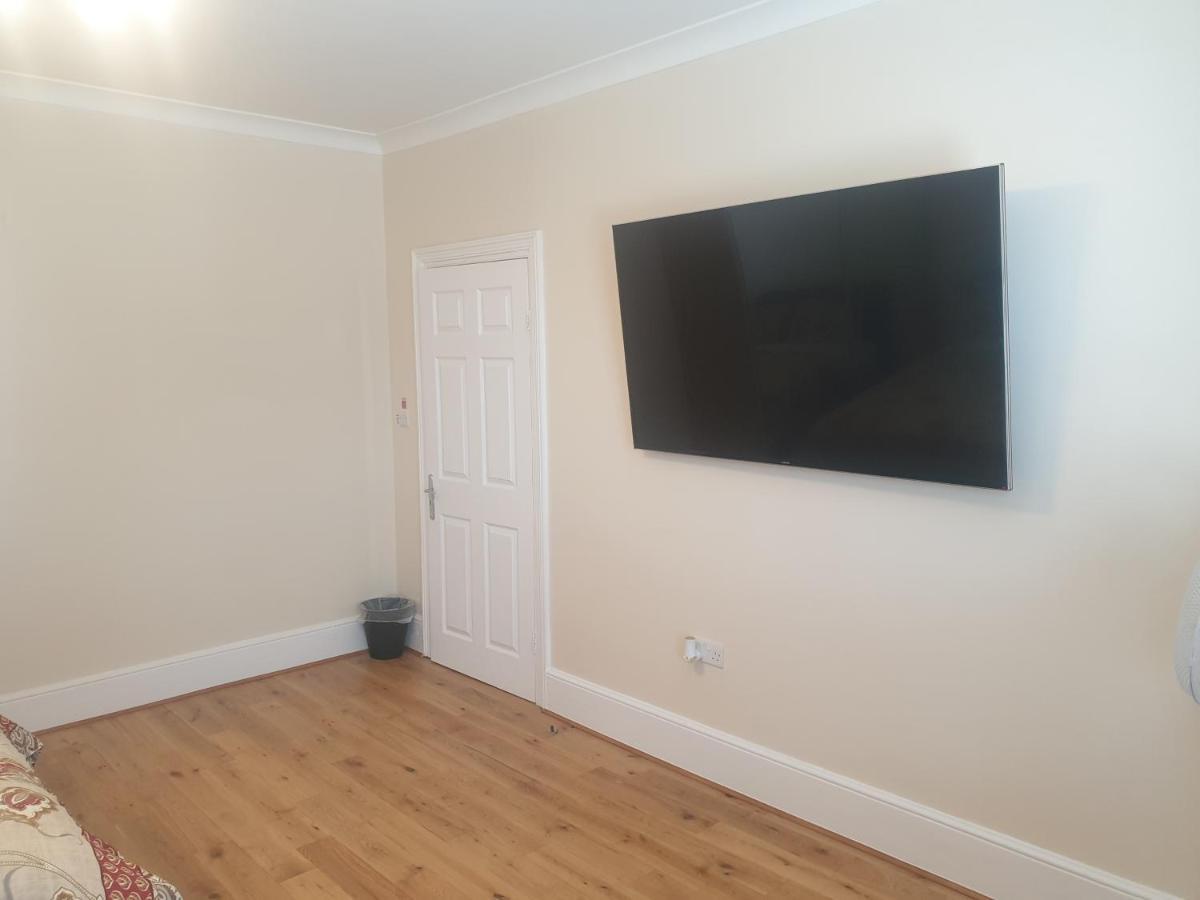 London Luxury Apartments 4 Min Walk From Ilford Station, With Free Parking Free Wifi Екстер'єр фото